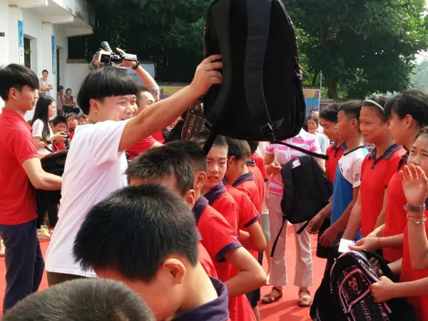 “古昌土猪肉”走进荣昌区古昌镇,爱心在行动 “古昌土猪肉”走进荣昌区古昌镇,爱心在行动